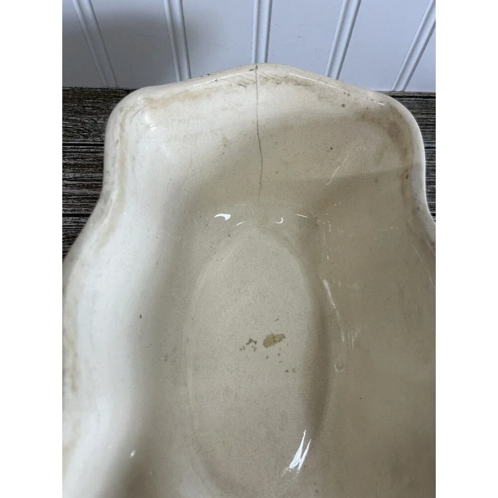 Vintage Scalloped Planter with Rose Buds and Green Leaf Vine Pattern‎
